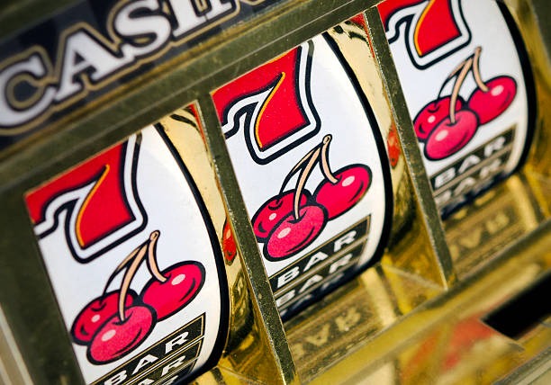 Dragon Tiger Live dealer interface on wijaya showing card positions and live stream